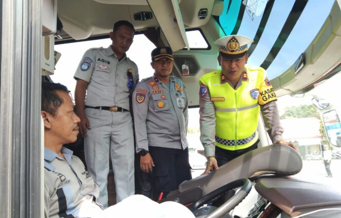 
					Satlantas Polres Demak Lakukan Ramp Check dan Pemeriksaan Kesehatan untuk Dukung Operasi Zebra Candi 2025