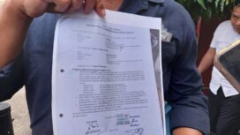 Budi Santoso menunjukkan bukti janggal milik pengurus Rt 02 Rw 06, Kelurahan Tandang | foto: why