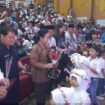 Kedatangan Wali Kota Semarang, Agustina Wilujeng disambut dengan bunga yang dibawa siswa-siswi PAUD | foto: Wahyu Hamijaya.