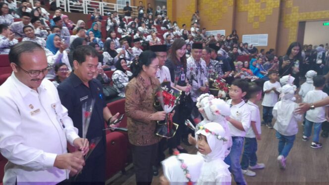 
					Kedatangan Wali Kota Semarang, Agustina Wilujeng disambut dengan bunga yang dibawa siswa-siswi PAUD | foto: Wahyu Hamijaya.