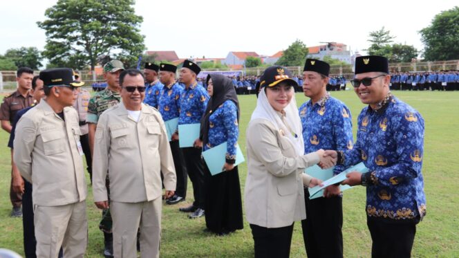 
					4.365 Honorer Brebes Resmi Menjadi PPPK Paruh Waktu, Nazar Cukur Rambut hingga Aksi Gendong Ayah Mengharukan Stadion