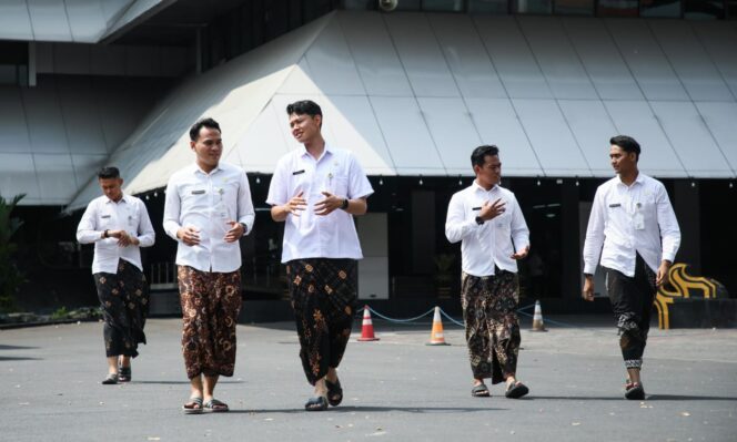 
					Sarung Batik untuk ASN Pemprov Jateng, Gus Yasin: Dorong Ekonomi UMKM dan Lestarikan Budaya Lokal