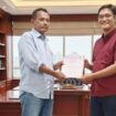 Ketua PWDPI DPW Jateng, Ari Permono menyerahkan SK kepada Ketua PWDPI DPC Kota Semarang, Agus Yuwono. (Foto: Dok PWDPI)