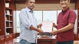 Ketua PWDPI DPW Jateng, Ari Permono menyerahkan SK kepada Ketua PWDPI DPC Kota Semarang, Agus Yuwono. (Foto: Dok PWDPI)