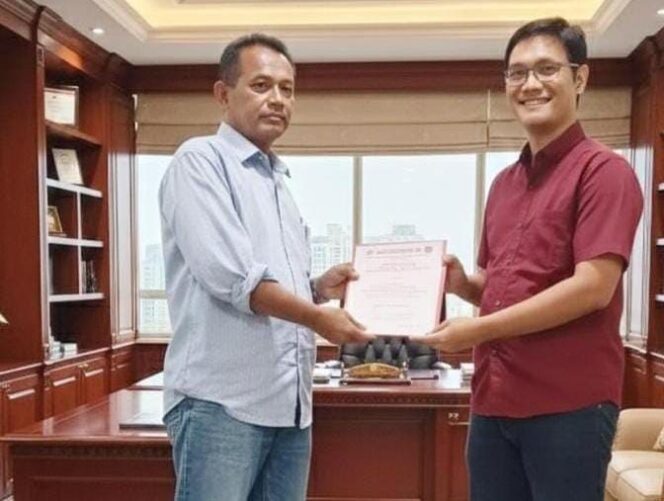 
					Ketua PWDPI DPW Jateng, Ari Permono menyerahkan SK kepada Ketua PWDPI DPC Kota Semarang, Agus Yuwono. (Foto: Dok PWDPI)
