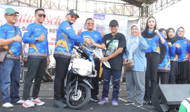 
					Jalan Sehat HUT ke-54 KORPRI, ASN Bakeuda Kota Tegal Raih Hadiah Sepeda Motor