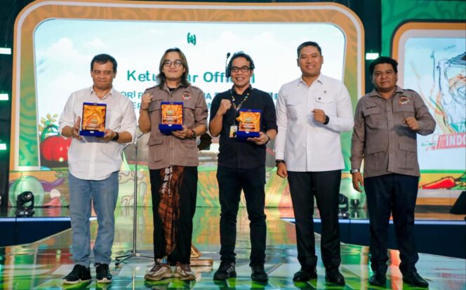 
					Ahmad Luthfi Raih Penghargaan Kepala Daerah Pendukung Swasembada Pangan dari Tani Merdeka Indonesia