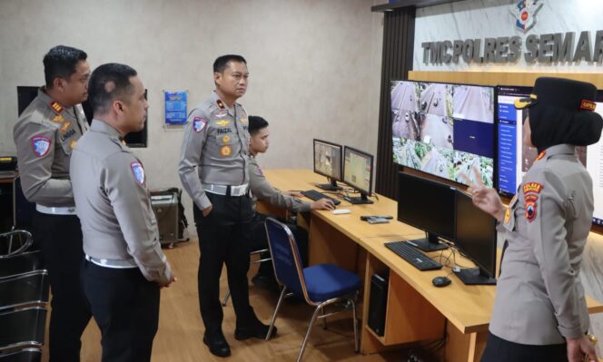 
					Tingkatkan Kemampuan E-TLE, Dirgakkum Korlantas Tinjau TMC Sat Lantas Polres Semarang