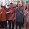 Irwan Leokita (tengah kiri) dan Muhammad Farchan (tengah kanan) bersama warga Kelurahan Peterongan, Kecamatan Semarang Selatan | foto: Wahyu Hamijaya
