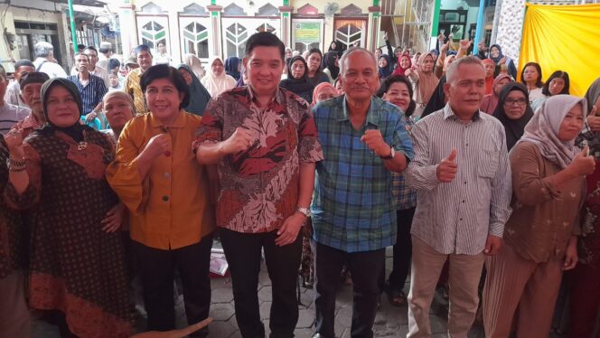 
					Irwan Leokita (tengah kiri) dan Muhammad Farchan (tengah kanan) bersama warga Kelurahan Peterongan, Kecamatan Semarang Selatan | foto: Wahyu Hamijaya