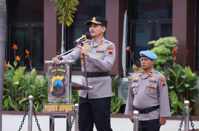 
					Kapolres Jepara Tegaskan Komitmen Pelayanan Prima dan Etika Kepolisian pada Apel Jam Pimpinan