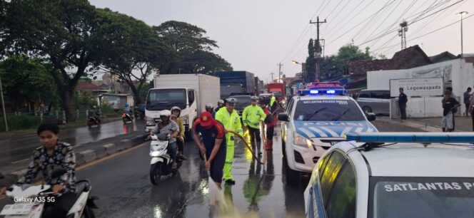 
					Satlantas Polres Demak Berkolaborasi dengan Damkar Bersihkan Lumpur di Jalur Pantura