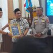 Wakil Gubernur Jawa Tengah, Taj Yasin menerima penghargaan dari Ketua PWI Jateng periode 2025-2030, Setiawan Hendra Kelana | foto: Wahyu Hamijaya.