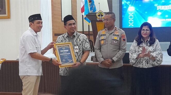 
					Wakil Gubernur Jawa Tengah, Taj Yasin menerima penghargaan dari Ketua PWI Jateng periode 2025-2030, Setiawan Hendra Kelana | foto: Wahyu Hamijaya.