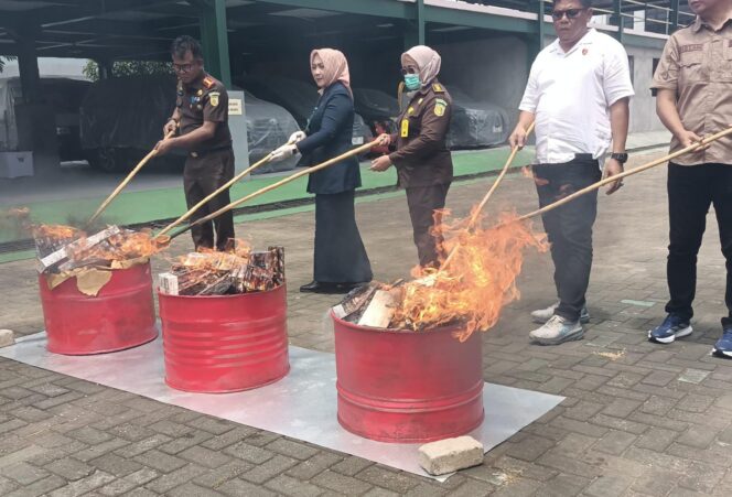
					Kejari Kota Semarang Musnahkan Barang Bukti dari 100 Kasus, Narkoba dan Rokok Ilegal Paling Banyak