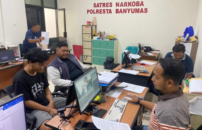 
					Polresta Banyumas Ungkap Sindikat Pengedar Tembakau Sintetis dan Psikotropika, Enam Pemuda Ditangkap