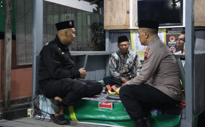 
					Kapolres Kendal Hidupkan Lagi Satkamling di Karangsari, Warga Terima Dukungan Sarana Keamanan