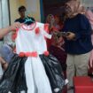 Wali Kota Semarang, Agustina Wilujeng menunjukkan pakaian anak yang terbuat dari plastik | foto: humas Pemkot