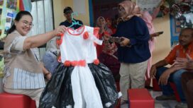 Wali Kota Semarang, Agustina Wilujeng menunjukkan pakaian anak yang terbuat dari plastik | foto: humas Pemkot