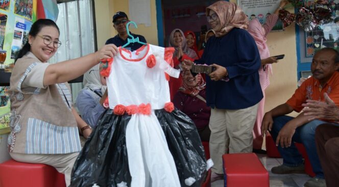 
					Wali Kota Semarang, Agustina Wilujeng menunjukkan pakaian anak yang terbuat dari plastik | foto: humas Pemkot