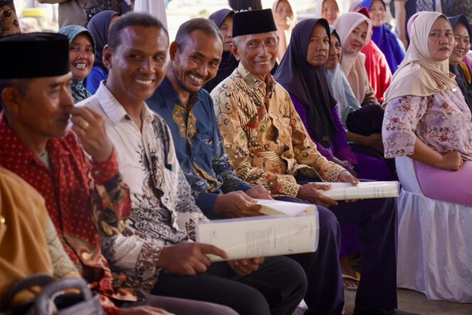 
					Menteri Nusron Serahkan 546 Sertipikat Konsolidasi Tanah di Jawa Tengah, Permukiman Warga Kini Lebih Tertata dan Bernilai