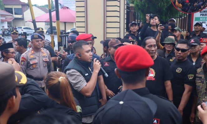 
					Polres Jepara Kerahkan Ratusan Personel untuk Kawal Aksi Damai GRIB Jaya