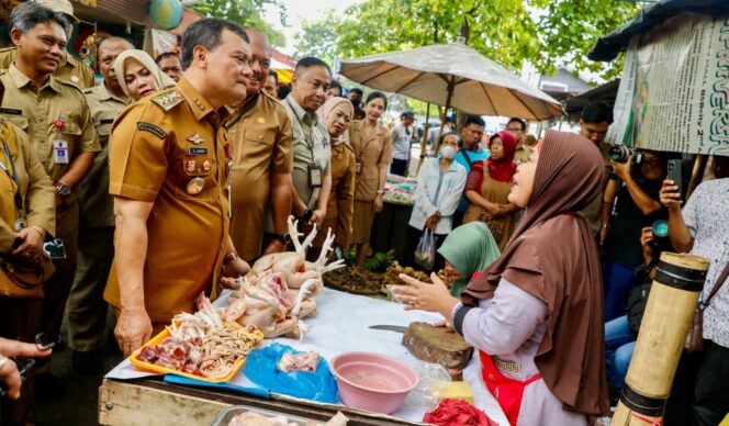 
					Jelang Nataru, Gubernur Ahmad Luthfi Pantau Stabilitas Harga Pangan di Pasar Karangayu