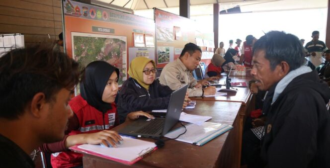 
					214 Kepala Keluarga Korban Longsor Situkung Menerima BLT Tahap Kedua Melalui PMI Banjarnegara