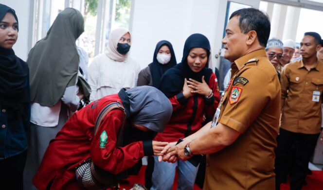 
					Gubernur Ahmad Luthfi Tanggung Biaya Kos dan Kuliah Mahasiswa Aceh, Sumut, dan Sumbar di Semarang