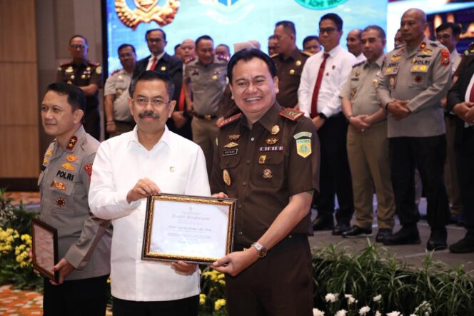 
					Menteri Nusron Apresiasi 74 Pihak Berkontribusi dalam Pencegahan Tindak Pidana Pertanahan 2025