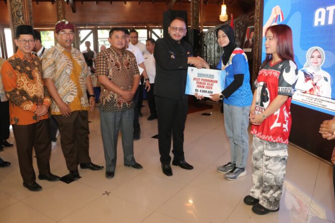 
					149 Atlet dan 22 Pelatih Berprestasi Kota Tegal Terima Reward