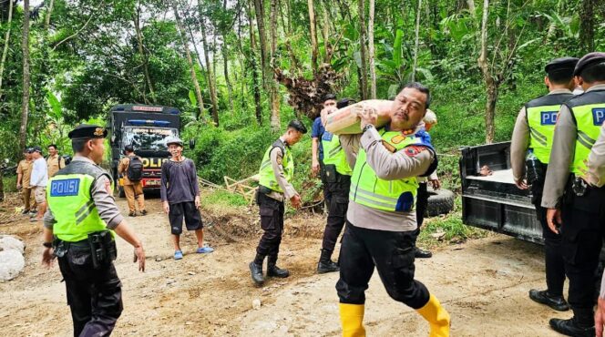 
					Kapolres Brebes Terjun Langsung Bantu Renovasi Jembatan Cibiuk, Percepat Pembangunan Infrastruktur Desa
