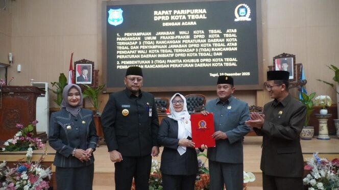 
					Wali Kota Respons Pandangan Fraksi dan DPRD Bentuk Tiga Pansus Raperda