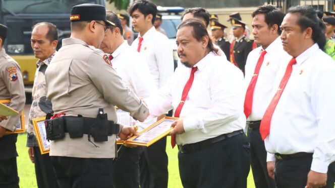 
					Ungkap Cepat Kasus Pembunuhan Sopir Grab, Tim Resmob Brebes Raih Penghargaan Kapolres