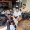 Keluarga R didampingi kuasa hukum, Bangkit Mahanantiyo saat diwawancarai awak media | foto: Wahyu Hamijaya