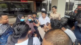Keluarga R didampingi kuasa hukum, Bangkit Mahanantiyo saat diwawancarai awak media | foto: Wahyu Hamijaya
