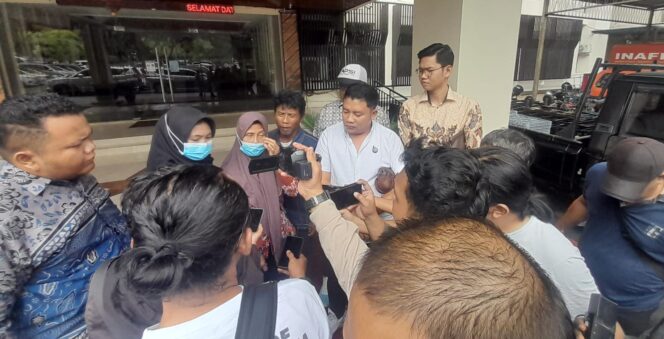 
					Keluarga R didampingi kuasa hukum, Bangkit Mahanantiyo saat diwawancarai awak media | foto: Wahyu Hamijaya
