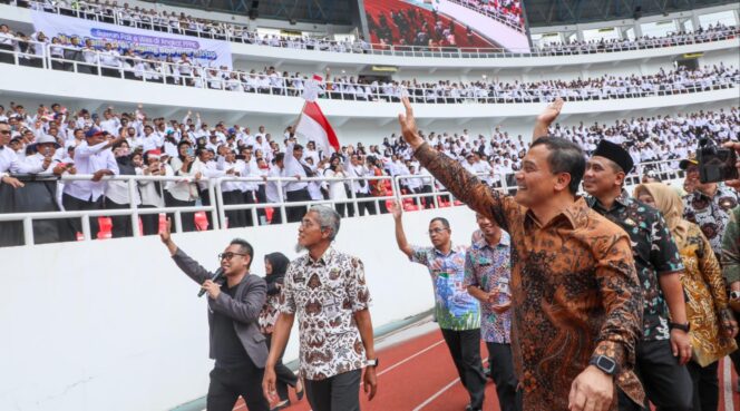 
					Jawa Tengah Serahkan 13 Ribu SK PPPK Paruh Waktu, Peserta Ungkap Rasa Syukur kepada Gubernur Ahmad Luthfi dan Presiden