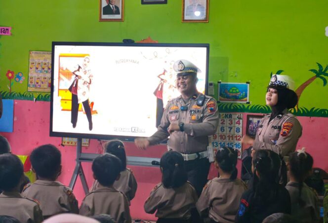 
					Satlantas Polres Jepara Kenalkan Tertib Lalu Lintas kepada Anak TK Lewat Program Polantas Mengajar