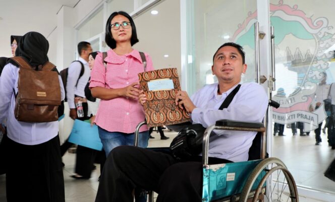 
					Senyum Haru Penyandang Disabilitas Saat Terima SK PPPK Paruh Waktu Pemprov Jateng