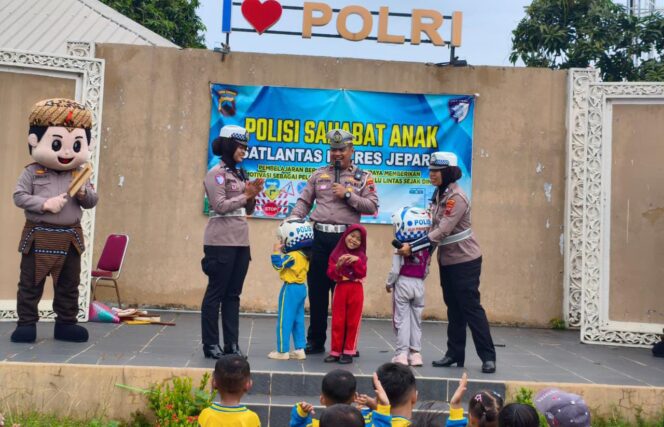 
					Satlantas Polres Jepara Ajak Anak TK dan PAUD Belajar Keselamatan Lalu Lintas Lewat Program Aladin