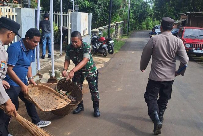 
					TNI-Polri dan Warga Gotong Royong Bersihkan Gereja Sambut Natal di Jepara