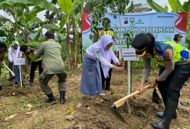
					Peduli Kelestarian Lingkungan, Kapolres Semarang Ajak Pelajar Tanam Pohon di Hutan Lindung
