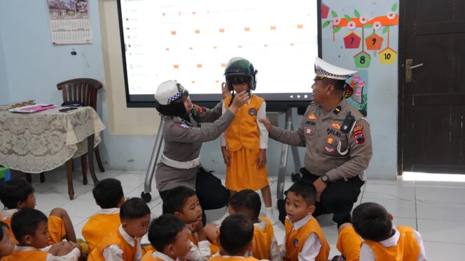
					Satlantas Polres Jepara Edukasi Keselamatan Jalan Sejak Usia Dini Lewat Program Polantas Mengajar