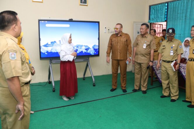 
					203 Sekolah di Kota Tegal Dapat Dukungan Interactive Flat Panel untuk Pembelajaran Digital