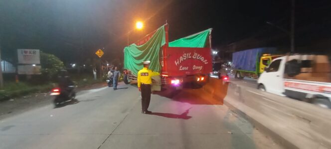 
					Diduga Rem Bermasalah, Truk Fuso Tabrak Honda CR-V di Jalan Solo–Semarang