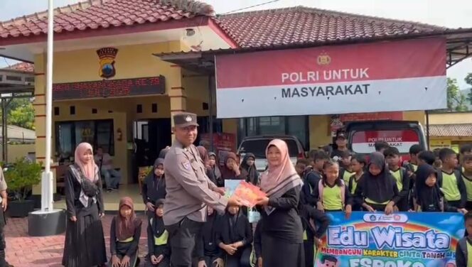 
					Puluhan Pelajar SD Kunjungi Polsek Donorojo, Belajar Langsung Tugas Polisi