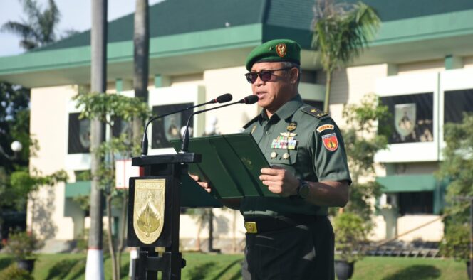 
					Kapok Sahli Pangdam Bacakan Amanat Pangdam pada Upacara 17-an di Makodam IV/Diponegoro