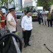Wali Kota Agustina Wilujeng saat meninjau perbaikan jalan KH Ahmad Dahlan yang rusak | foto: Humas Pemkot.