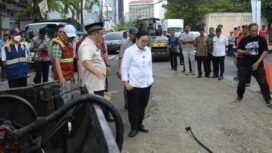 Wali Kota Agustina Wilujeng saat meninjau perbaikan jalan KH Ahmad Dahlan yang rusak | foto: Humas Pemkot.